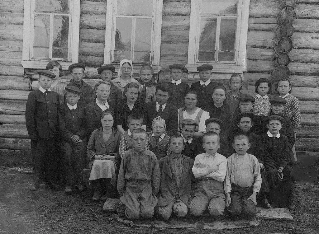 Ученики с учителями начальной школы в д.Чекуши, 1946г.