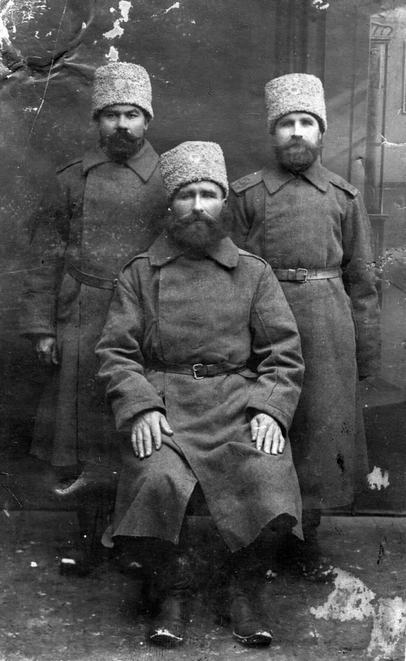 Справа стоит Махнев Иван Елисеевич, участник 1-ой Мировой войны