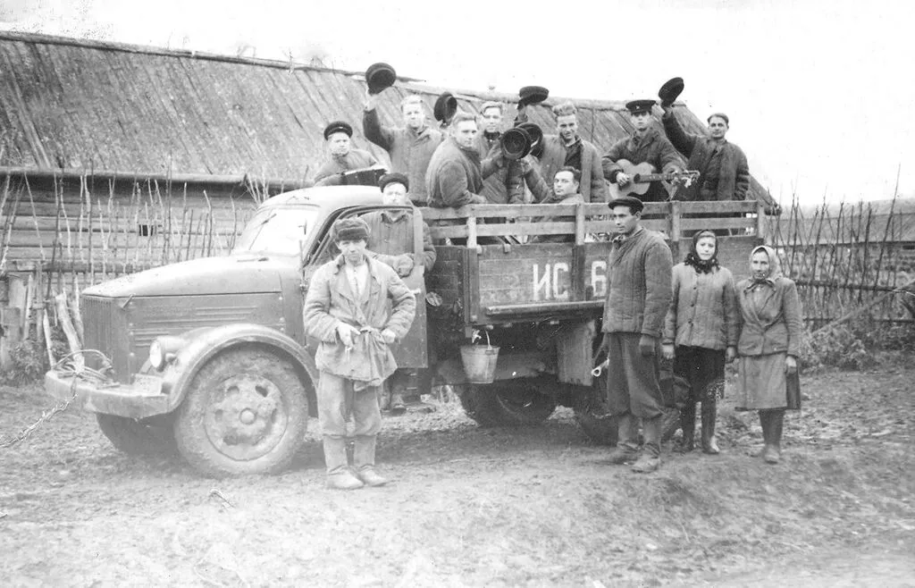 Ф.Ф.Чибаков водитель и солдаты приехали на уборку.1967 год