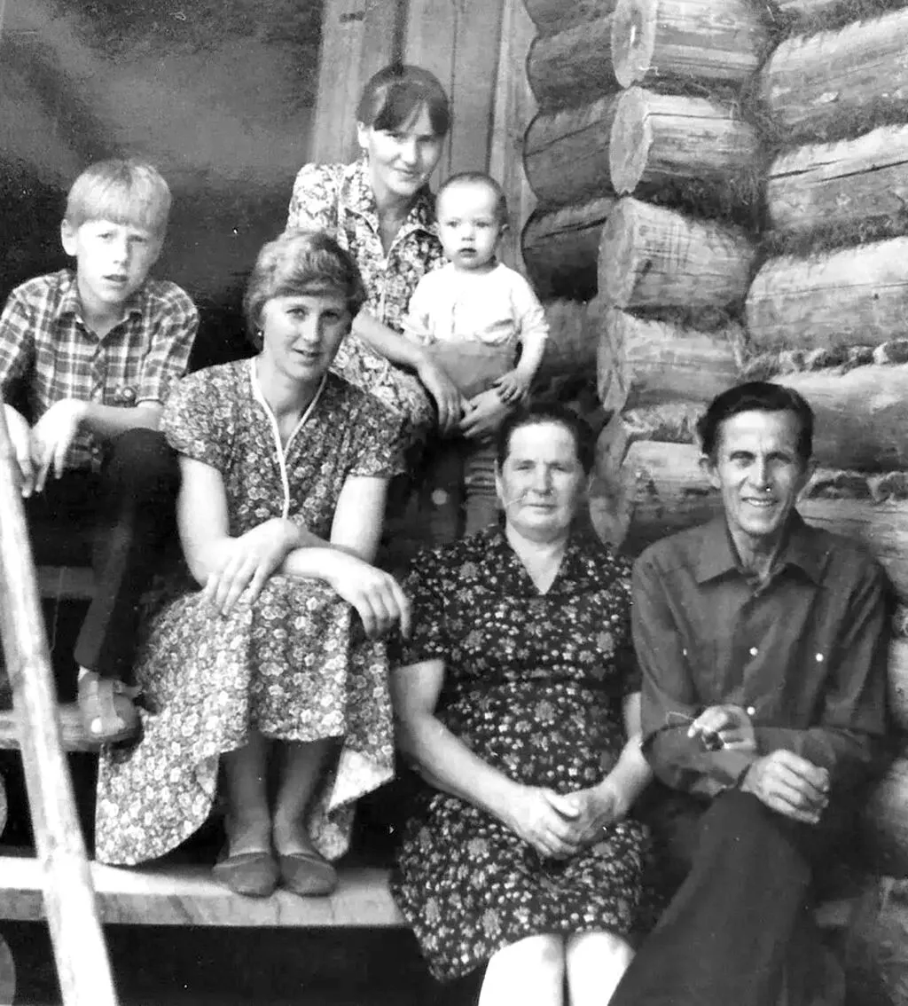 Сысоевы Виктор Дмитриевич и Мария Андреевна с дочерью Надеждой и внуками на крыльце своего дома.