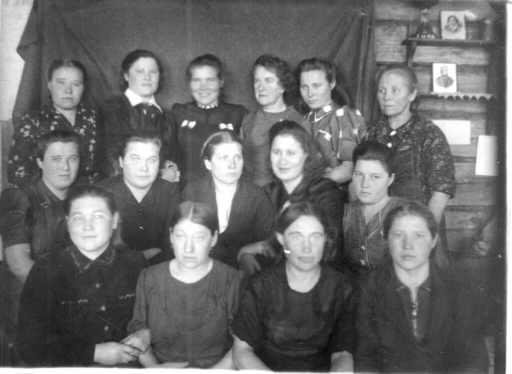Работники Чекушинского детдома №143, фото сделано 7.02.1946 г.