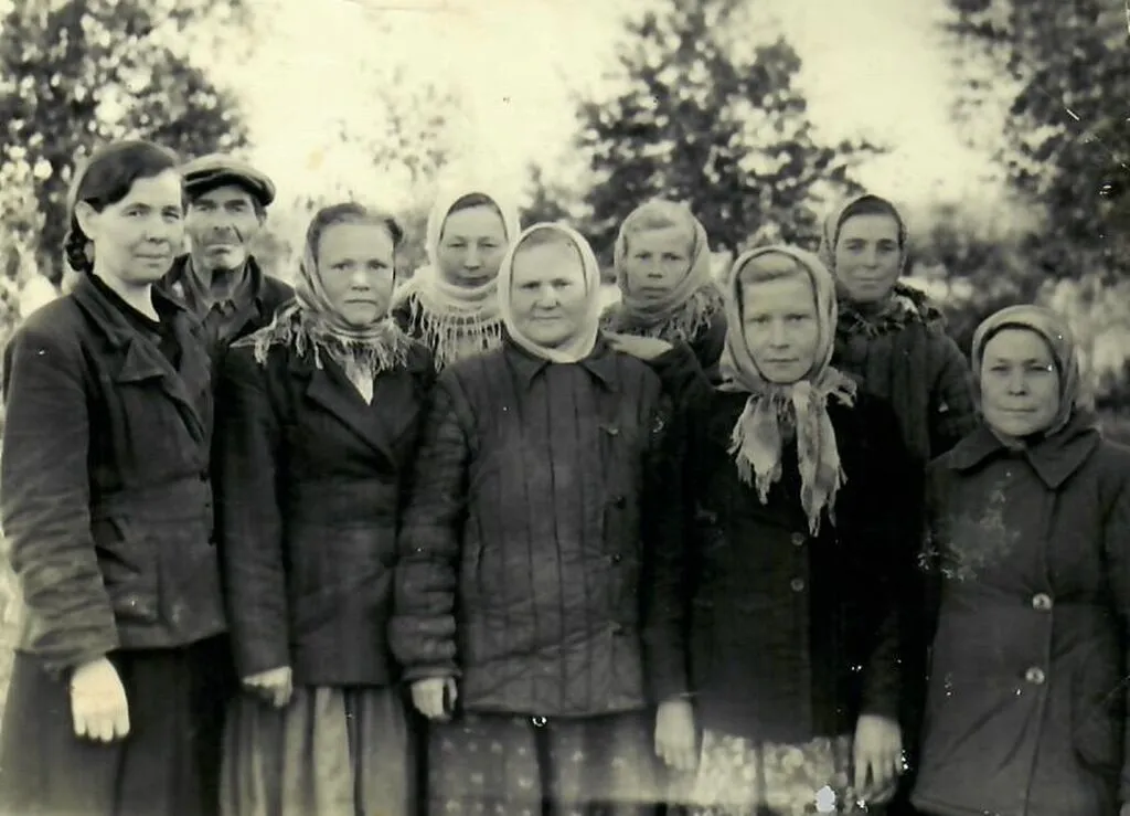 жители-д.-Севастьяне-середина-XX-века-2-ряд-Чистоусов-Д_-Новикова-Кс._-Долгополова-Евд