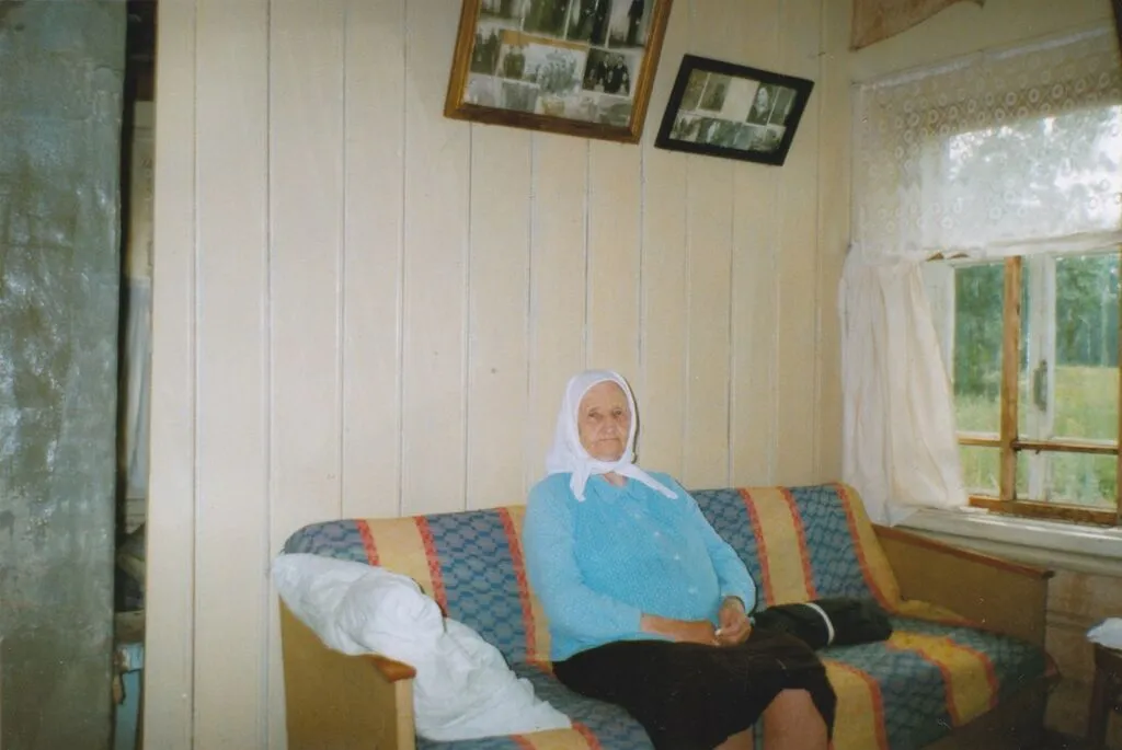 Долгополова (Метелёва) Анна Михайловна. В своём доме. д.Браги. Фото 1997 года.