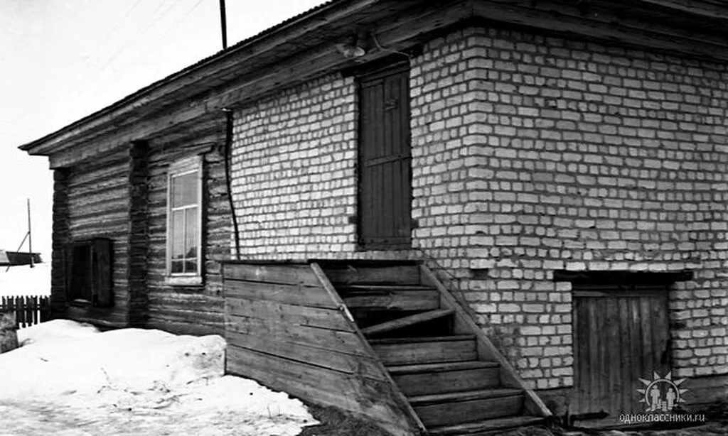 Весна 1977. Коктышанский сельский клуб. Крыльцо кинобудки.
