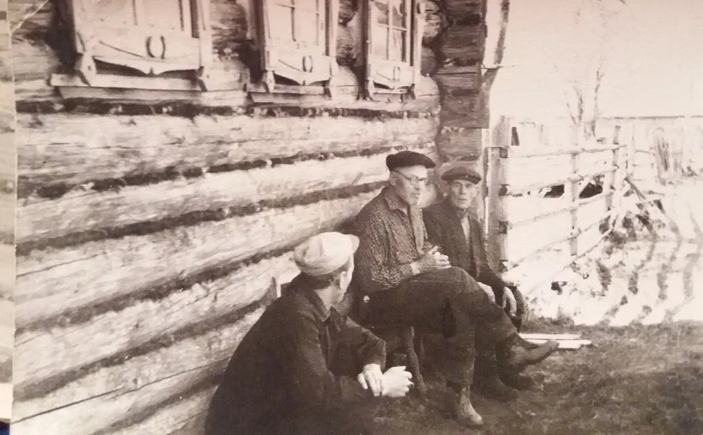 На завалинке. В центре Арсений Пасаженников (уроженец деревни Марчёнки) проживавший в Брагах в 70-е-80-е годы
