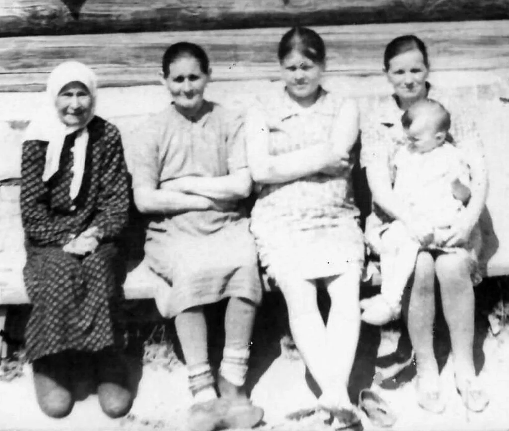Слева направо Новиковы Прасковья, Нюра, Нина и Чистоусова Лидия Николаевна с внучкой