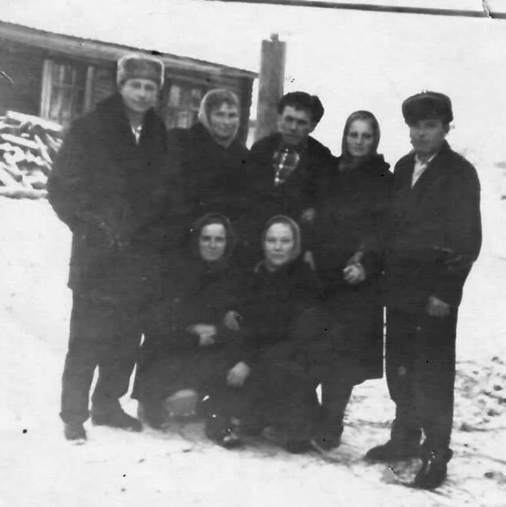 Жители-окрестных-деревень-в-д.-Большие-Волки-на-выборах-Слева-сидит-Чистоусова-Л.-д.-Севастьяне