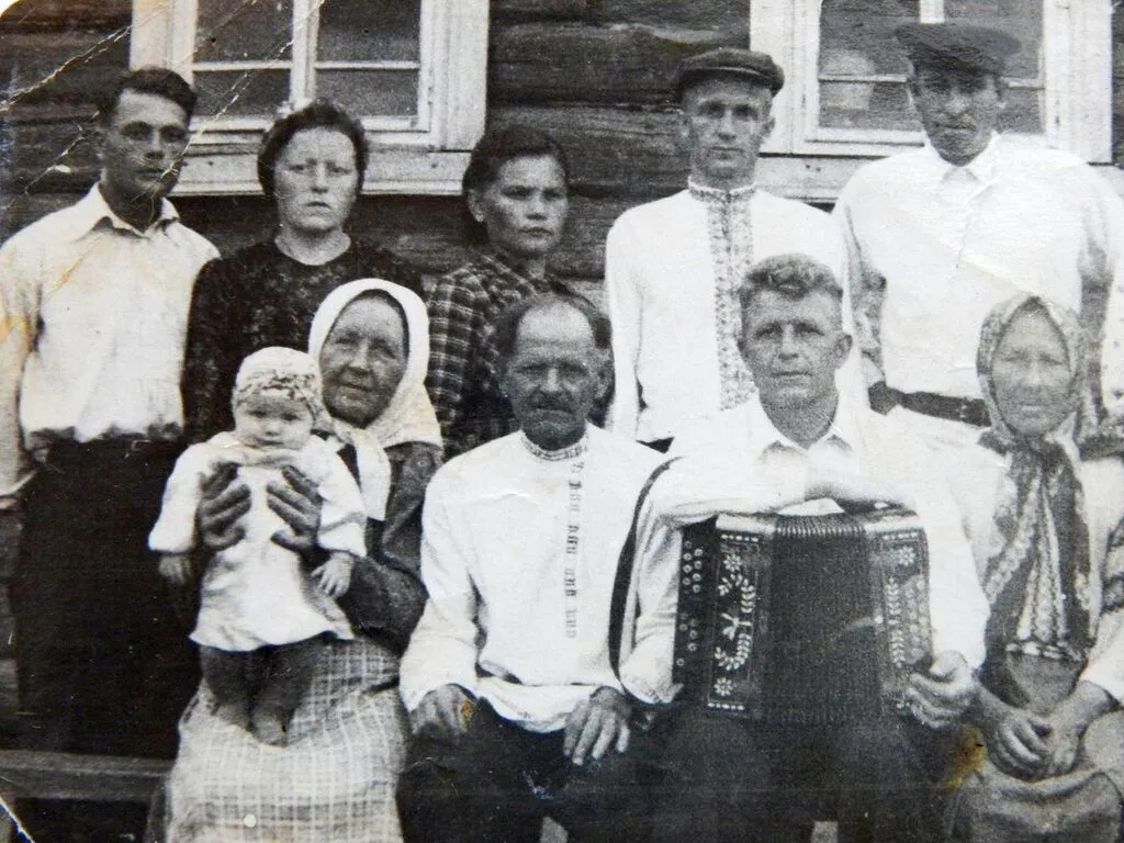 Нина Абрамова Ежова наруках у бабушки. Багаи