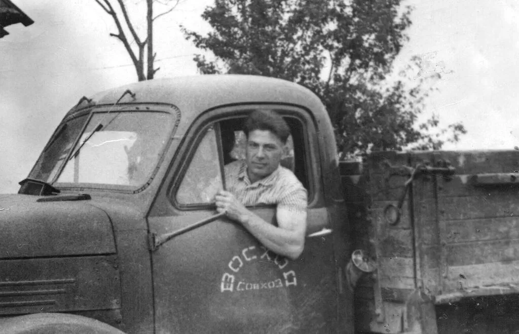 Иван Сергеевич Ануфриев в своей любимой машине