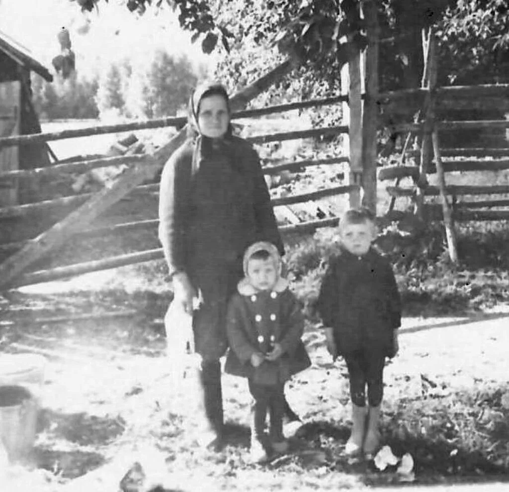 Чистоусова Л.Н. с внучкой и девочкой соседкой Чарушиной Ириной Петровной (справа)