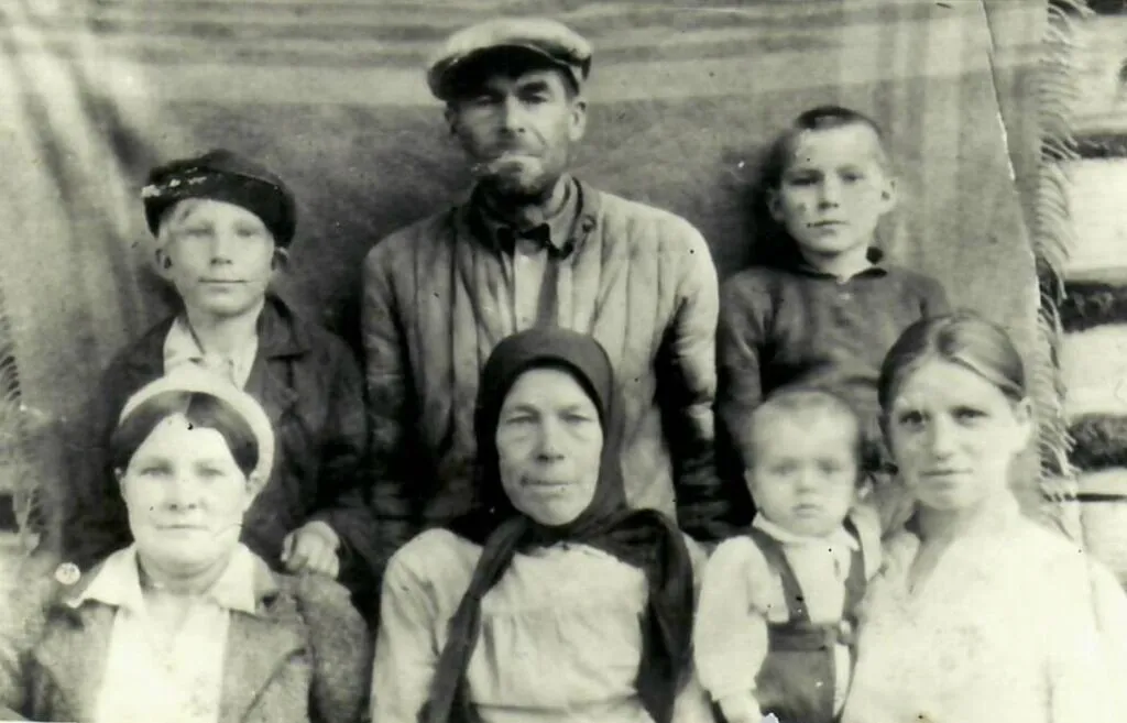 Чистоусовы Агриппина Папеевна и Дмитрий Семенович ( в центре) с детьми , снохой Лидой и внуком Михаилом (на руках)