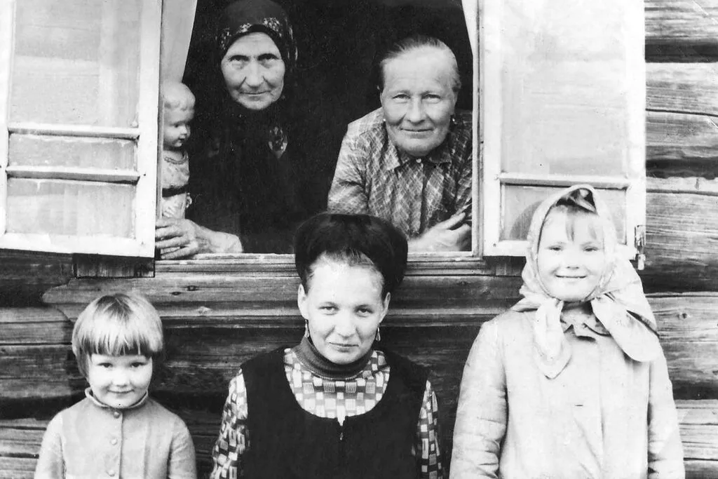 Акимова Евдокия Николаевна с сестрой и внучками