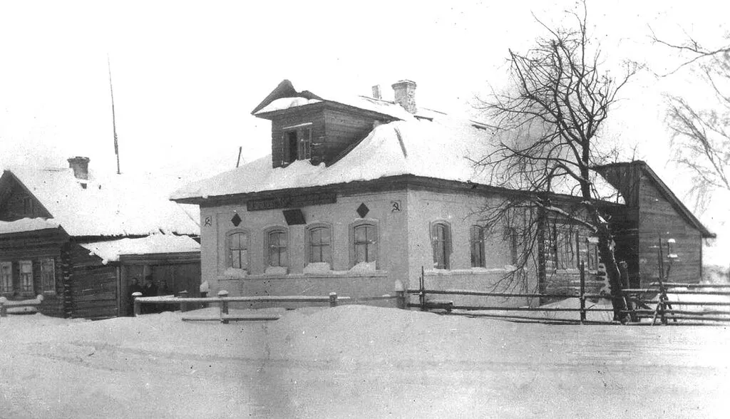 Чекушинский маслозавод 1953г (фото Скорнякова А.С.) Маслозавод был устроен в кирпичном доме, который построил Махнев Василий Петрович. Самого Василия петровича с семьей выслали в Кемеровскую область.