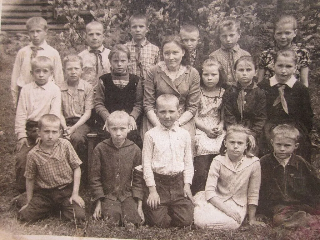 Кормичевская начальная школа 1964 год. 4 и 2 классы. Учительница Таймарова Любовь