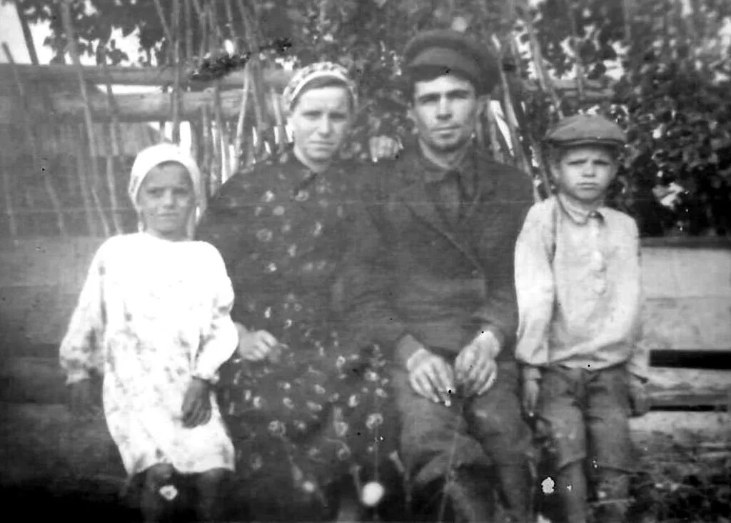 Чистоусовы Владимир Дмитриевич с Лидией Николаевной и детьми Ниной и Михаилом