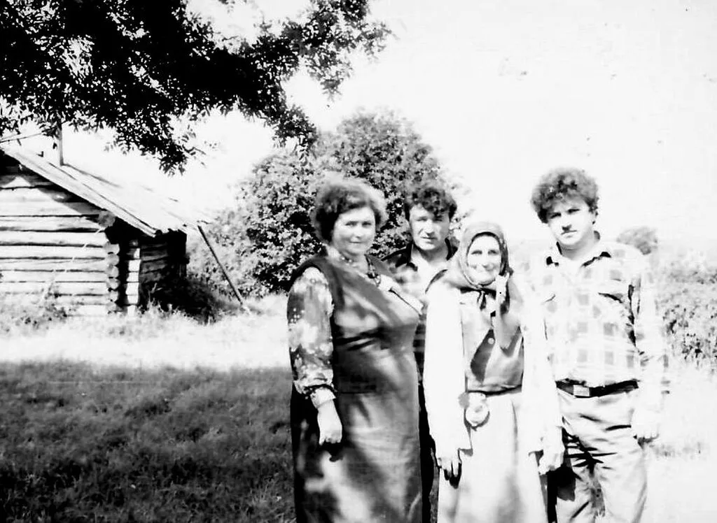 Новикова Л.П с дочкой Ольгой и родными конецXX века