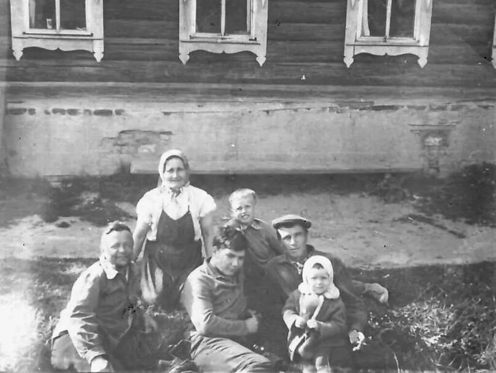 В-центре-Нюра-Новикова-справа-в-кепке-Чистусов-Владимир-с-внучкой
